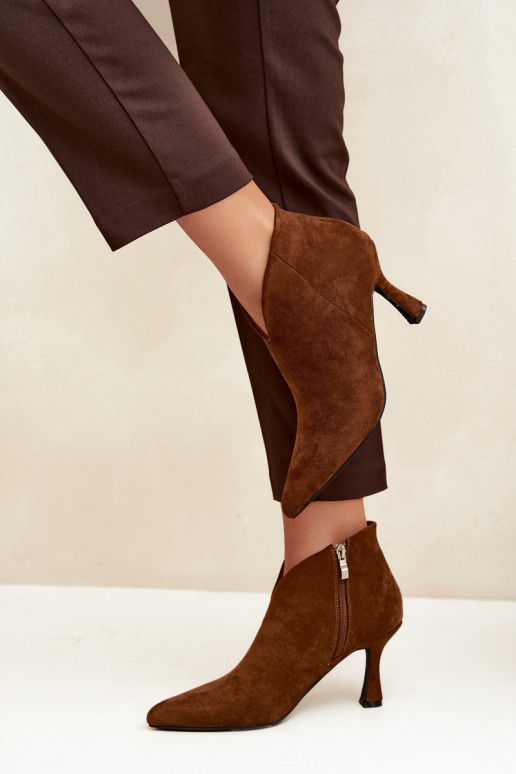 Botines para mujer con tacón delgado y punta afilada en color marrón Bessia