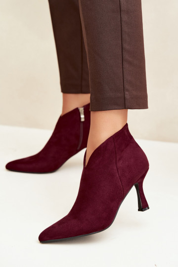 Botines para mujer con tacón delgado y punta afilada en color burdeos Bessia