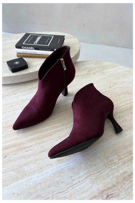 Botines para mujer con tacón delgado y punta afilada en color burdeos Bessia