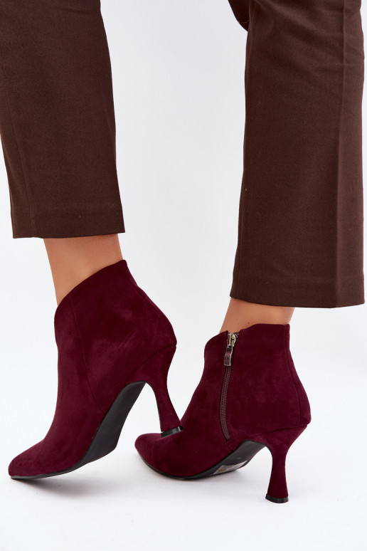 Botines para mujer con tacón delgado y punta afilada en color burdeos Bessia