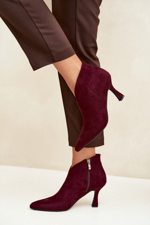Botines para mujer con tacón delgado y punta afilada en color burdeos Bessia
