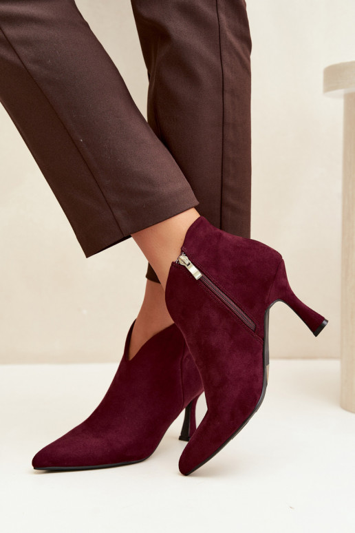 Botines para mujer con tacón delgado y punta afilada en color burdeos Bessia