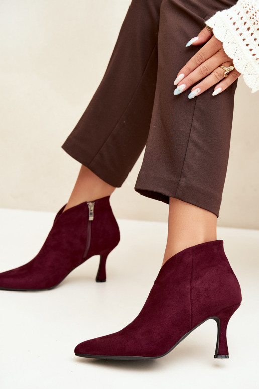 Botines para mujer con tacón delgado y punta afilada en color burdeos Bessia
