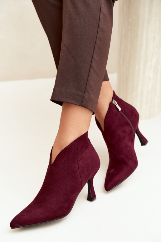 Botines para mujer con tacón delgado y punta afilada en color burdeos Bessia
