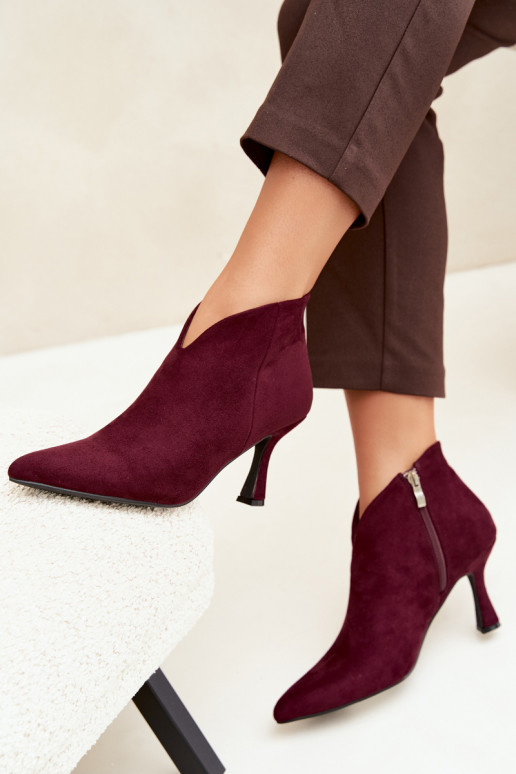 Botines para mujer con tacón delgado y punta afilada en color burdeos Bessia