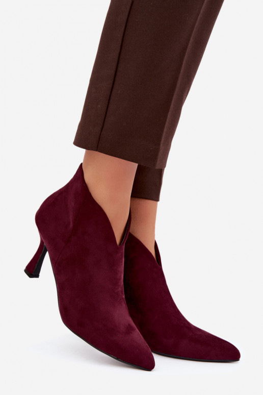 Botines para mujer con tacón delgado y punta afilada en color burdeos Bessia