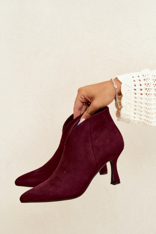 Botines para mujer con tacón delgado y punta afilada en color burdeos Bessia
