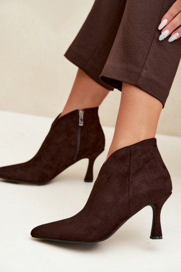 Botines para mujer con tacón delgado y punta afilada en color chocolate Bessia