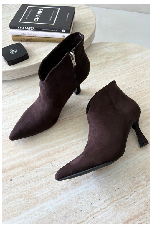 Botines para mujer con tacón delgado y punta afilada en color chocolate Bessia
