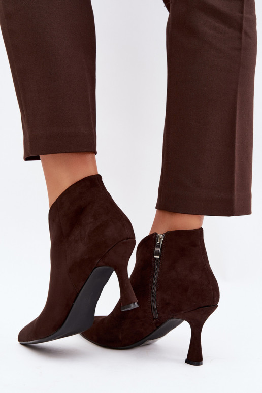 Botines para mujer con tacón delgado y punta afilada en color chocolate Bessia