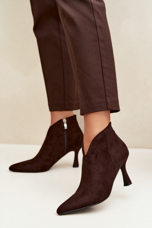 Botines para mujer con tacón delgado y punta afilada en color chocolate Bessia
