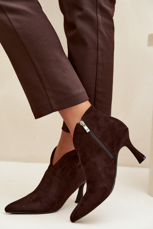 Botines para mujer con tacón delgado y punta afilada en color chocolate Bessia