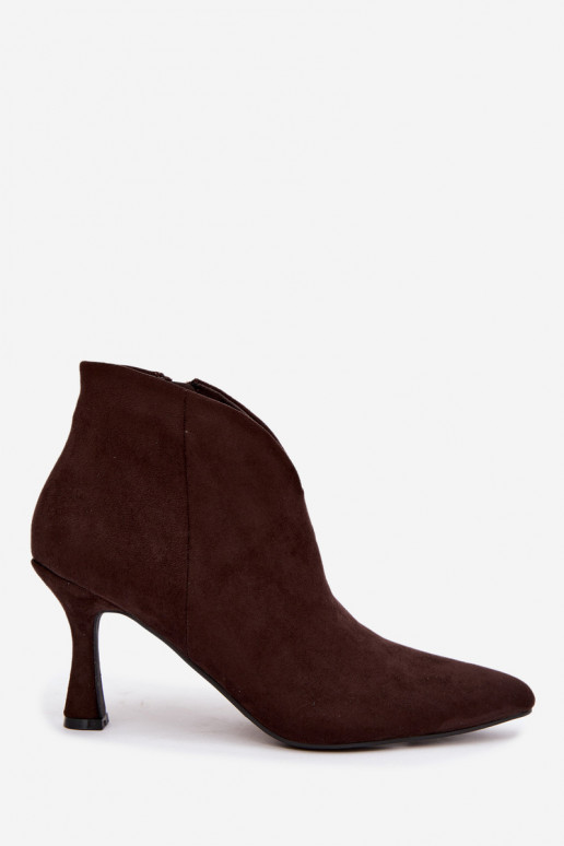 Botines para mujer con tacón delgado y punta afilada en color chocolate Bessia