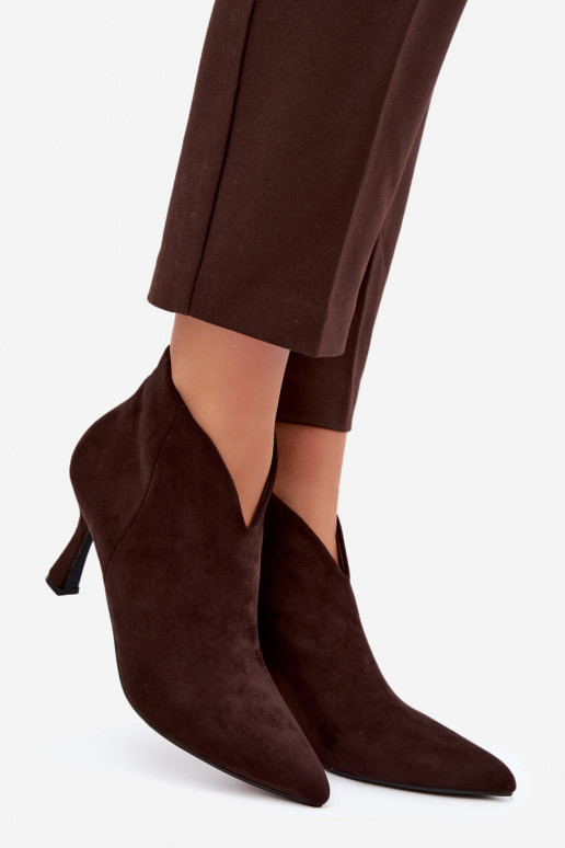 Botines para mujer con tacón delgado y punta afilada en color chocolate Bessia