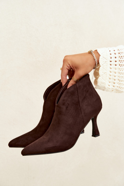 Botines para mujer con tacón delgado y punta afilada en color chocolate Bessia