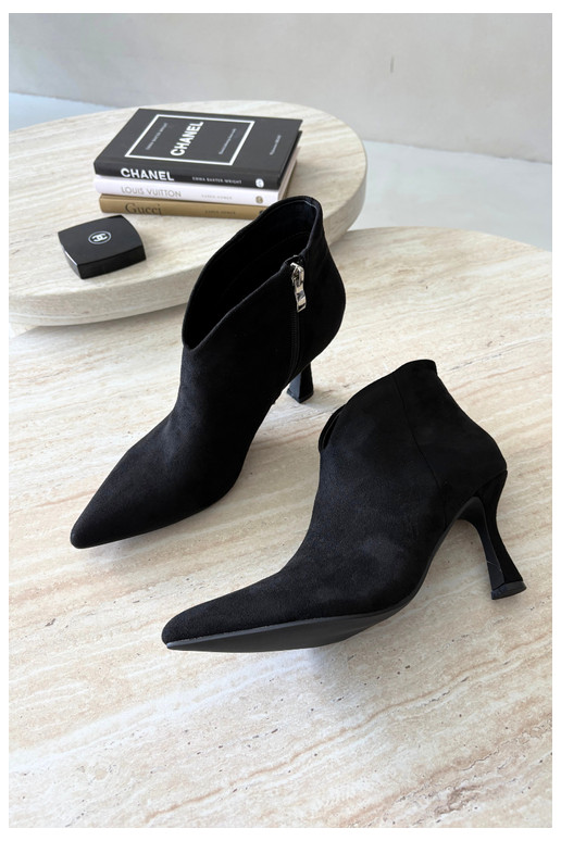 Botines para mujer con tacón delgado y punta afilada en color negro Bessia