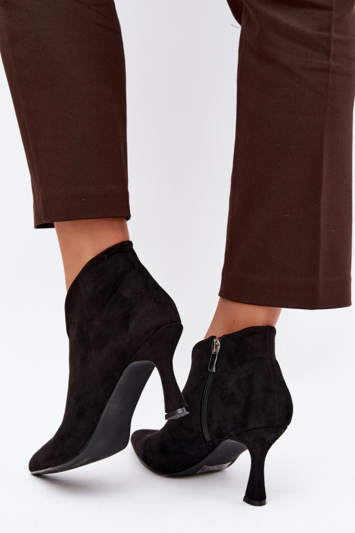 Botines para mujer con tacón delgado y punta afilada en color negro Bessia