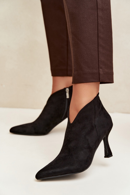 Botines para mujer con tacón delgado y punta afilada en color negro Bessia