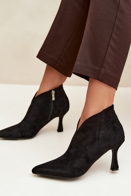 Botines para mujer con tacón delgado y punta afilada en color negro Bessia