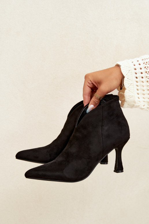 Botines para mujer con tacón delgado y punta afilada en color negro Bessia