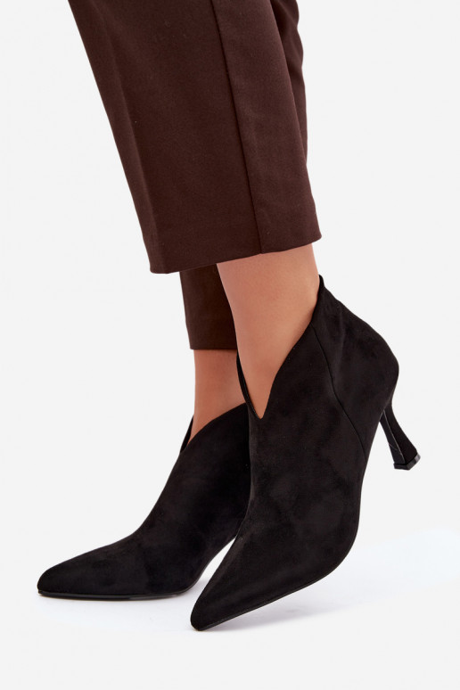 Botines para mujer con tacón delgado y punta afilada en color negro Bessia