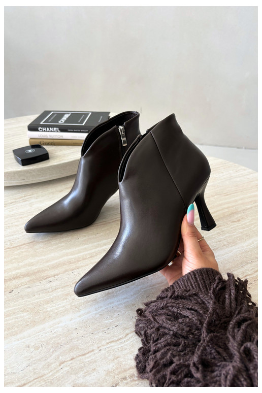 Botines para mujer con tacón delgado y punta afilada en color marrón oscuro Bessia