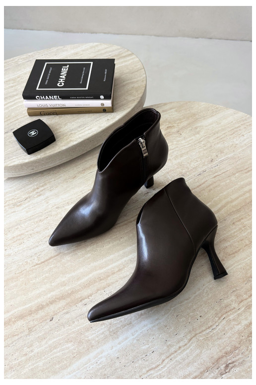 Botines para mujer con tacón delgado y punta afilada en color marrón oscuro Bessia