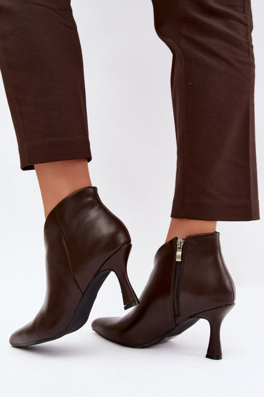 Botines para mujer con tacón delgado y punta afilada en color marrón oscuro Bessia