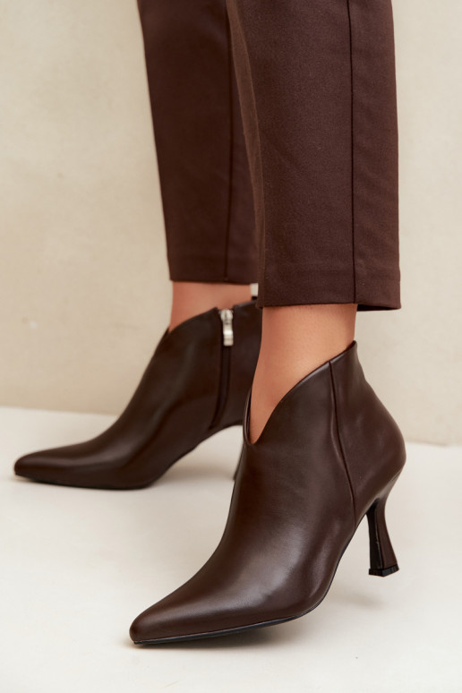 Botines para mujer con tacón delgado y punta afilada en color marrón oscuro Bessia