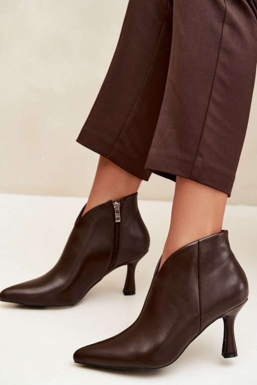 Botines para mujer con tacón delgado y punta afilada en color marrón oscuro Bessia