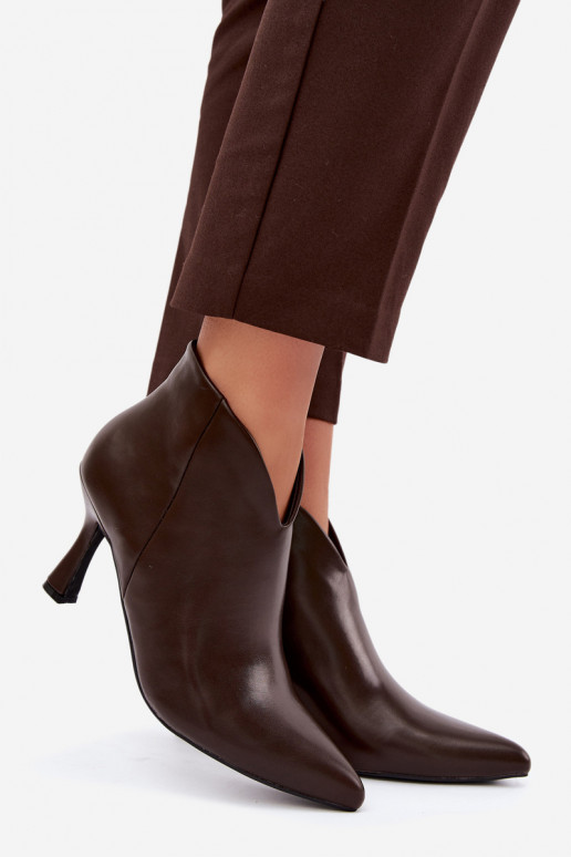 Botines para mujer con tacón delgado y punta afilada en color marrón oscuro Bessia