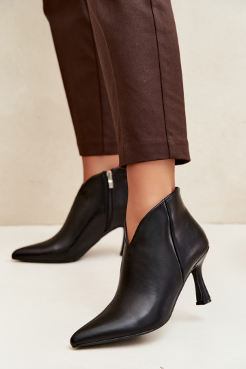 Botines para mujer con tacón delgado y punta afilada en color negro Bessia