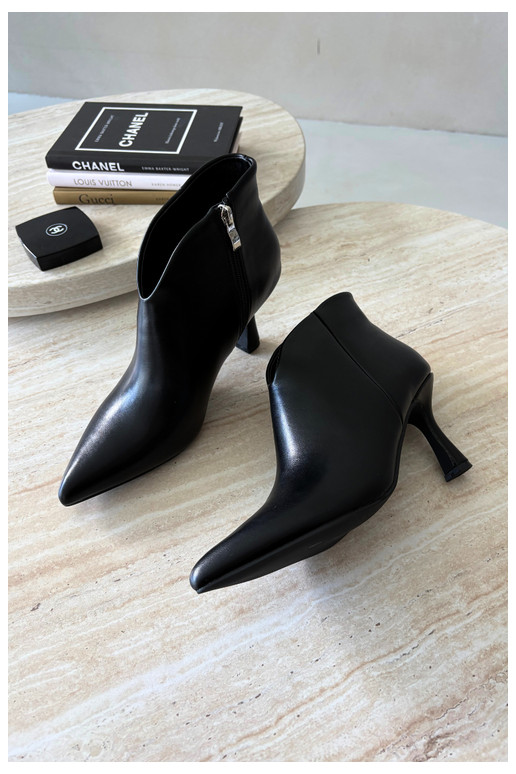 Botines para mujer con tacón delgado y punta afilada en color negro Bessia