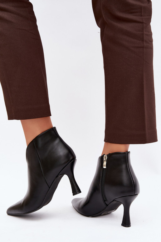 Botines para mujer con tacón delgado y punta afilada en color negro Bessia