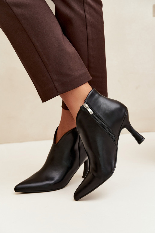 Botines para mujer con tacón delgado y punta afilada en color negro Bessia