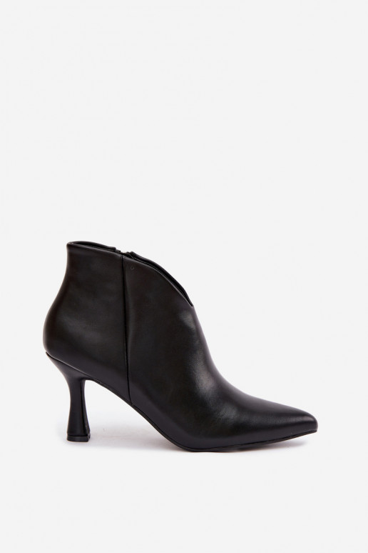 Botines para mujer con tacón delgado y punta afilada en color negro Bessia