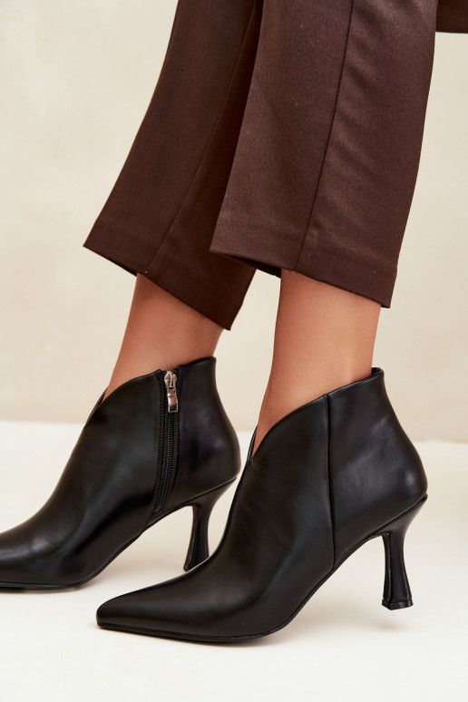 Botines para mujer con tacón delgado y punta afilada en color negro Bessia