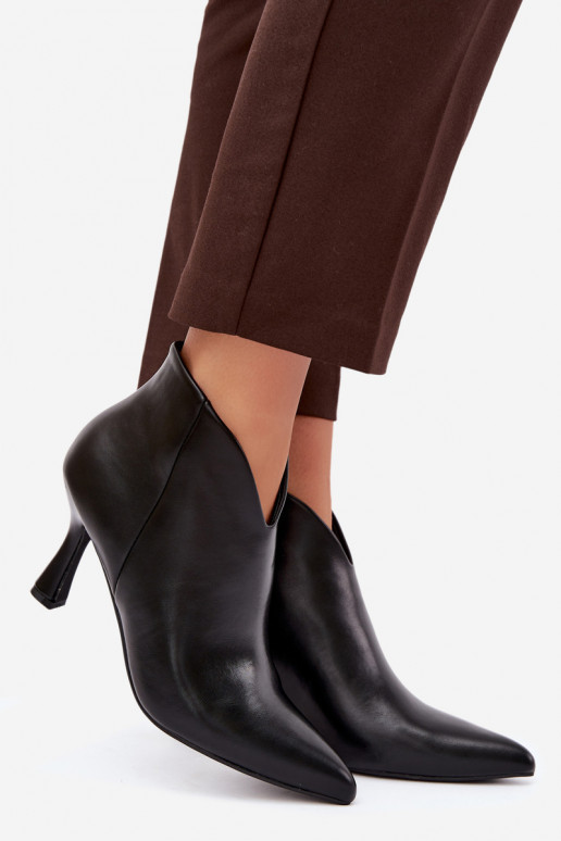 Botines para mujer con tacón delgado y punta afilada en color negro Bessia