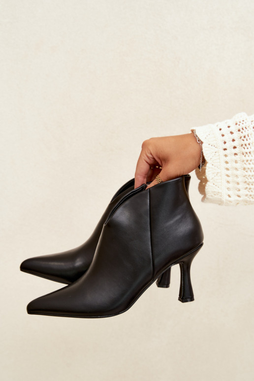 Botines para mujer con tacón delgado y punta afilada en color negro Bessia