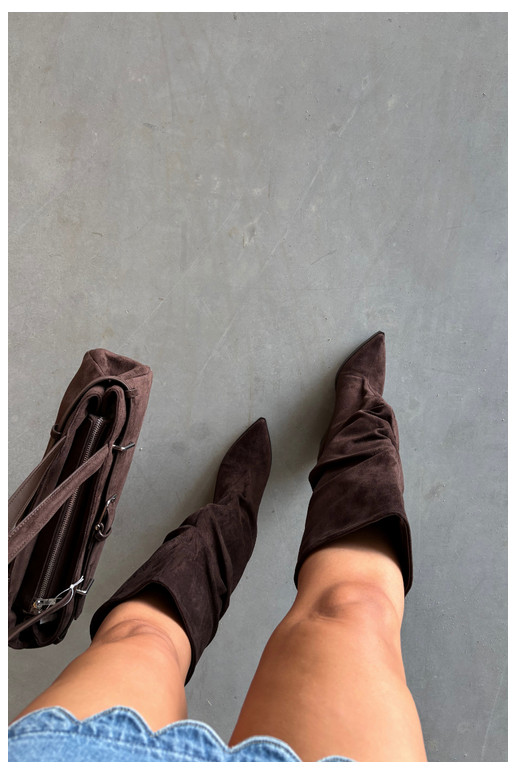 Botas por encima de la rodilla para mujer con parte superior curva y tacones de ante en color chocolate Durela