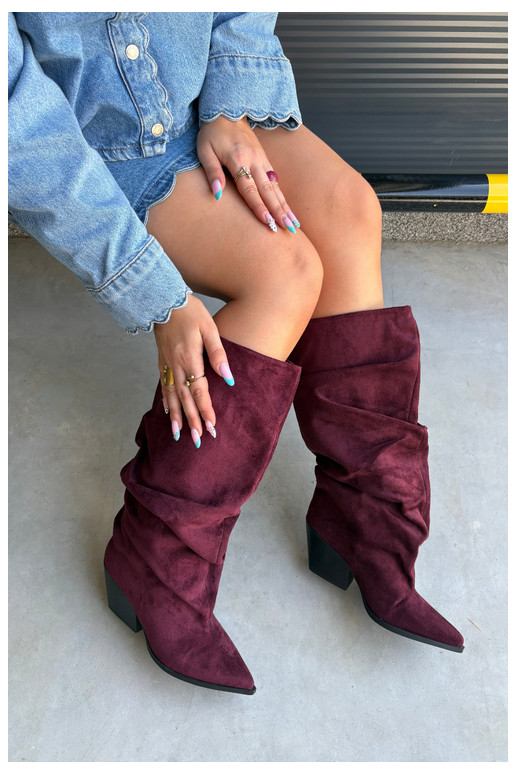 Botas por encima de la rodilla para mujer con parte superior curva y tacones de ante en color burdeos Durela