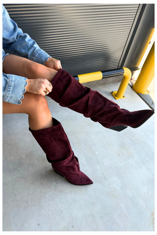 Botas por encima de la rodilla para mujer con parte superior curva y tacones de ante en color burdeos Durela