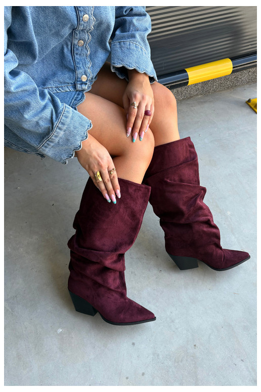 Botas por encima de la rodilla para mujer con parte superior curva y tacones de ante en color burdeos Durela