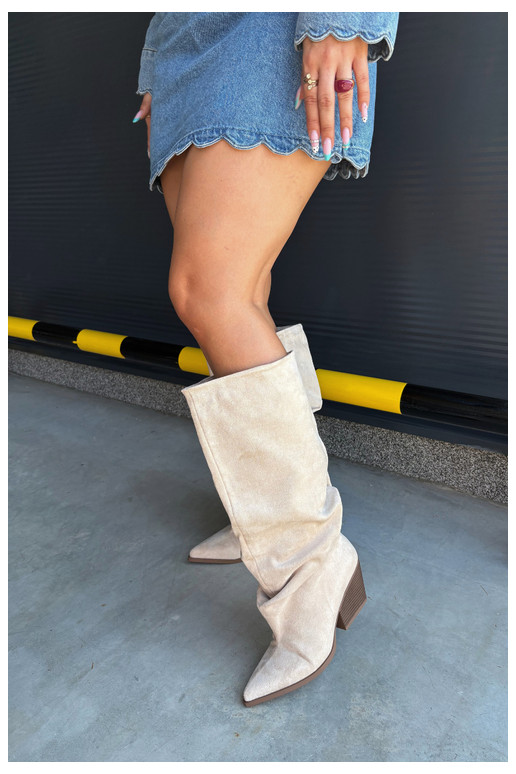 Botas por encima de la rodilla para mujer con parte superior curva y tacones de ante en color arena Durela