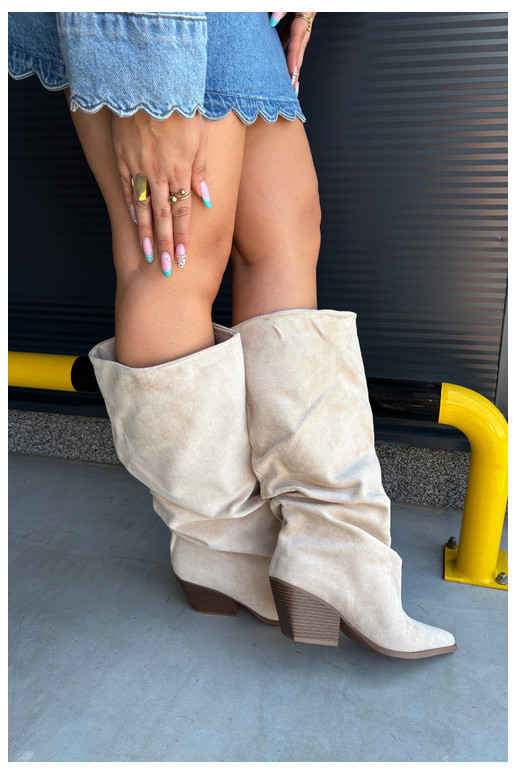 Botas por encima de la rodilla para mujer con parte superior curva y tacones de ante en color arena Durela