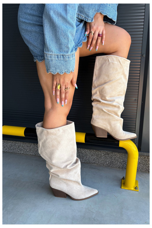 Botas por encima de la rodilla para mujer con parte superior curva y tacones de ante en color arena Durela