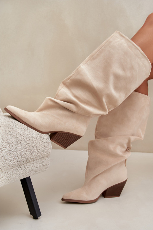 Botas por encima de la rodilla para mujer con parte superior curva y tacones de ante en color arena Durela