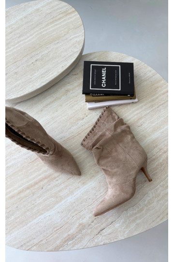 Botines arrugados con tacones finos en color arena Herella 2