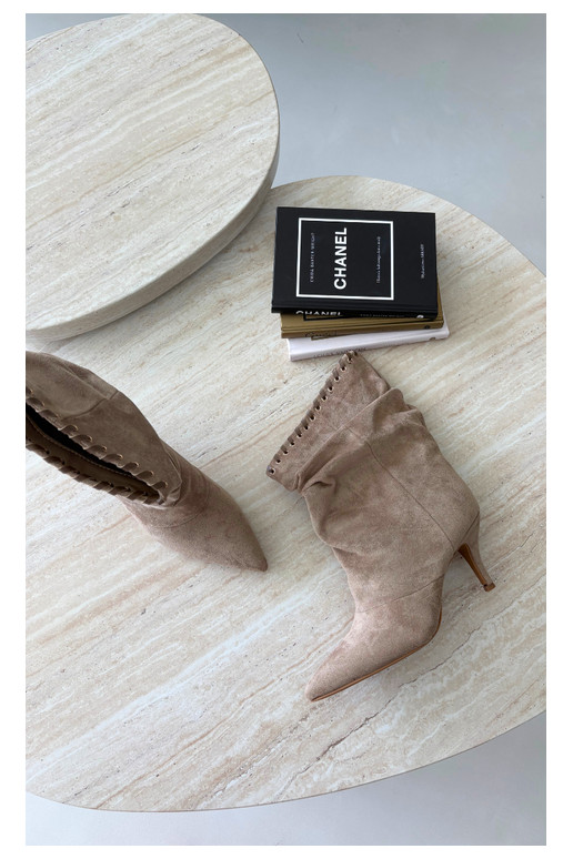 Botines arrugados con tacones finos en color arena Herella