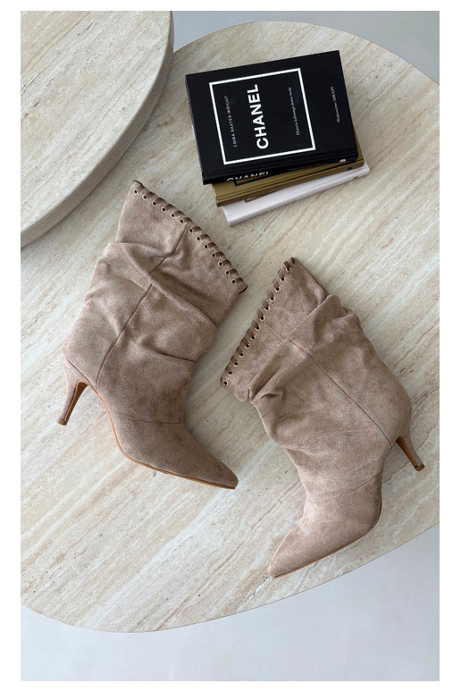 Botines arrugados con tacones finos en color arena Herella